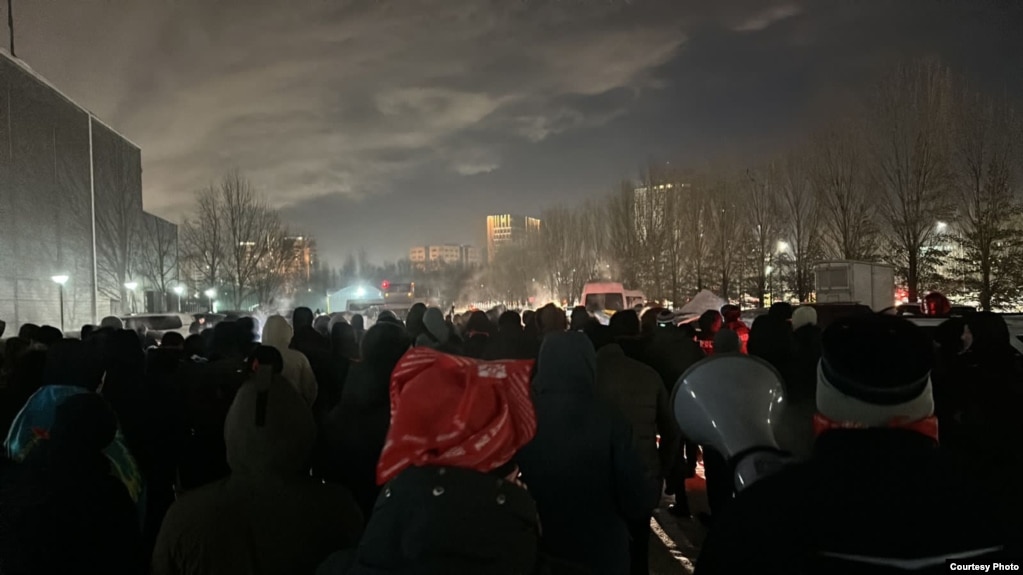 Группа молодых людей в Астане, шагающих к центру города. По сообщениям, они были задержаны полицией