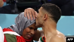اشرف حکیمی بازیکن تیم ملی فوتبال مراکش پس از پیروزی در یکی از مسابقات جام جهانی 2022 خوشی‌اش را با مادرش شریک کرد.