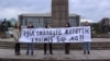 Активисты движения «Oyan, Qazaqstan» проводят акцию протеста против президентских выборов. В руках они держат плакат с надписью «Доживем ли до честных выборов?», 20 ноября 2022 года, Алматы