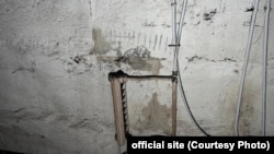 Стена помещения в Херсоне, которое российские оккупанты превратили в тюрьму и застенки. Фото СБУ