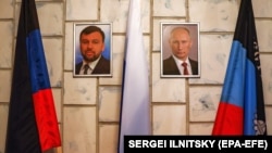  Портрети на Денис Пушилин - началник на самопровъзгласилата се Донецка национална република, и президента Владимир Путин, в окупираната Дмитровка в Донецка област 