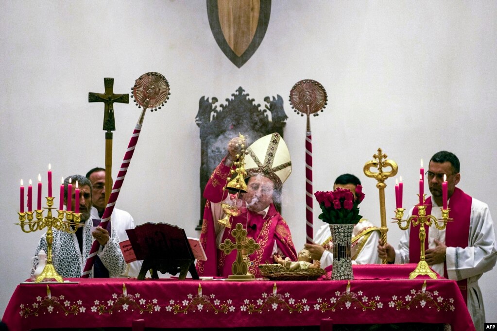 Mesha e Krishlindjes në&nbsp;Kishën Katolike siriane në qytetin jugor të Irakut, Basra. 24 dhjetor 2022.