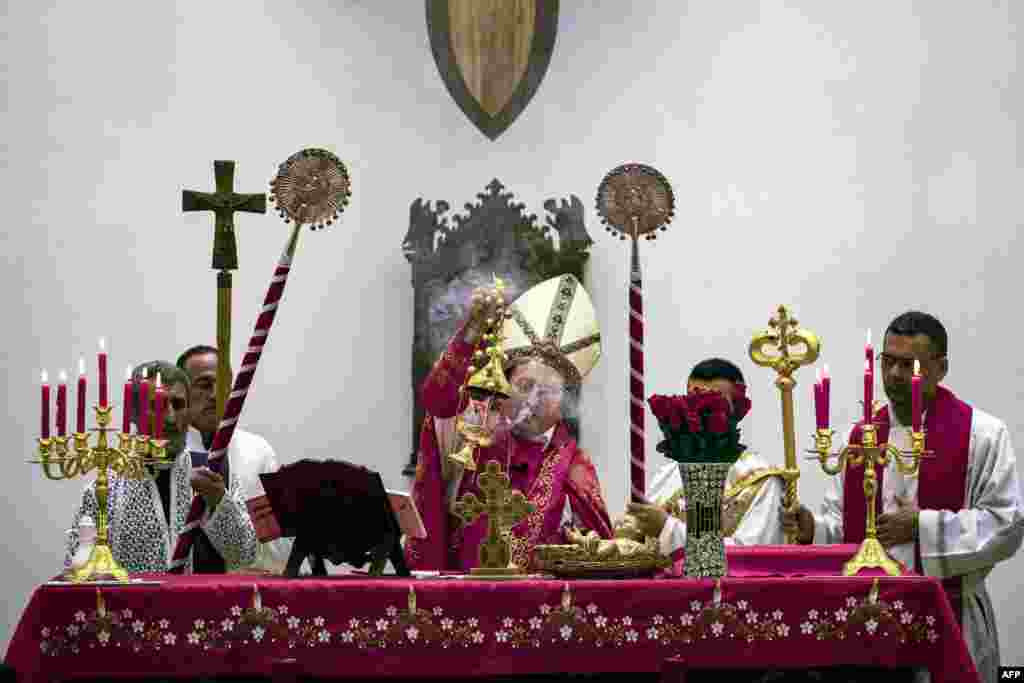 Mesha e Krishlindjes në&nbsp;Kishën Katolike siriane në qytetin jugor të Irakut, Basra. 24 dhjetor 2022.