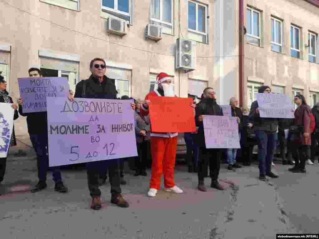 Со транспаренти и пароли, насобраните побараа министерот за здравство Беким Сали да излезе надвор, кај нив, зошто времето изминува