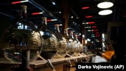 Flaše sa šljivovicom u baru u Beogradu 11. novembra 2022.