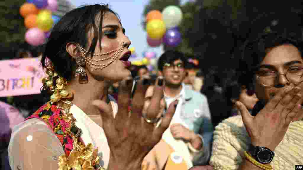 Učesnici parade zatražili su priznavanje prava pripadnicima zajednice LGBTQ, među kojima je homoseksualni brak.