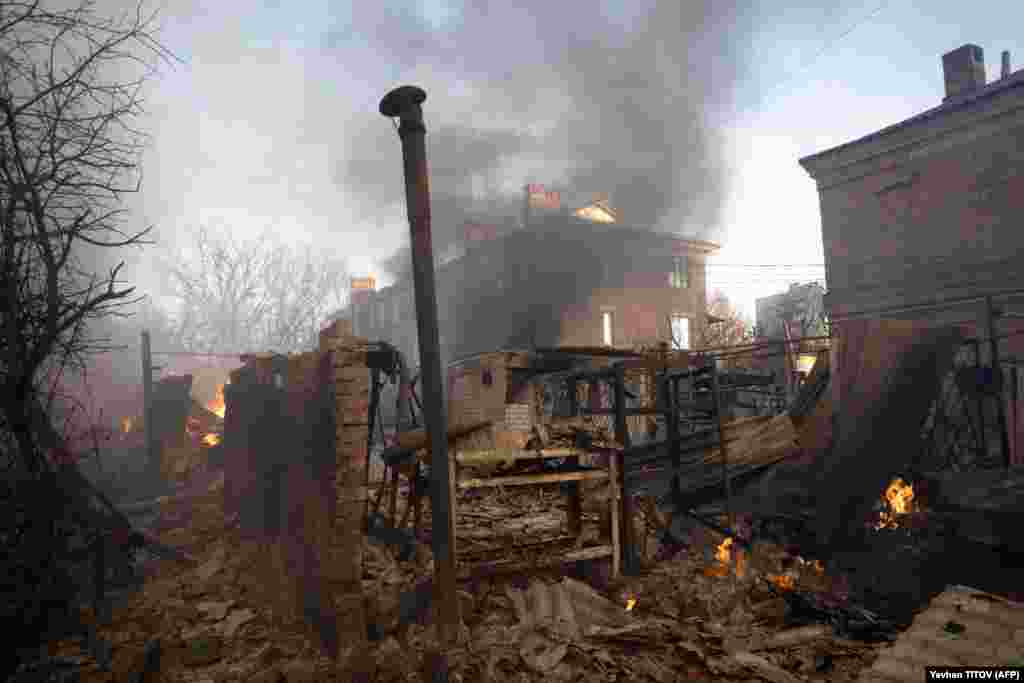 A building burns after shelling in Bakhmut in Ukraine&#39;s Donetsk region.