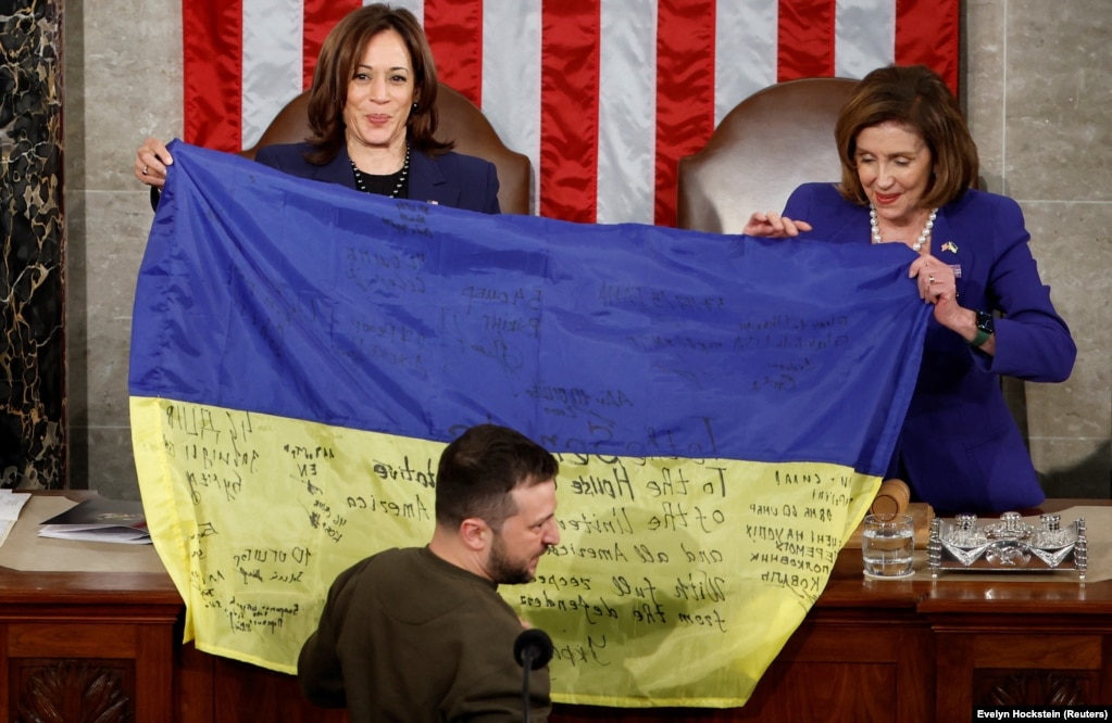 Kamala Harris dhe kryetarja e Dhomës së Përfaqësuesve të SHBA Nancy Pelosi pranojnë flamurin ukrainas nga duart e presidentit ukrainas Vladimir Zelensky gjatë fjalimit të tij në Kongresin amerikan. 21 dhjetor 2022   