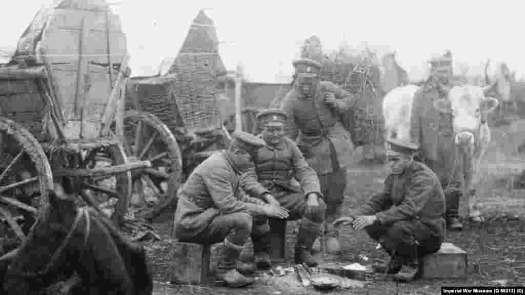 Български войници се събират около огън по време на почивка между походите на неизвестно място през февруари 1917 г.