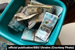 СБУ повідомляє, що знайшла понад 2 мільйони гривень готівки, більше ніж 100 тисяч доларів США та декілька тисяч російських рублів у Києво-Печерській лаврі під час перевірки 22 листопада 2022 року