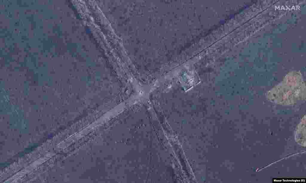Те саме місце на північний схід від Бахмута 4 січня 2023 року. На супутниковому фото видно, що вся земля всіяна вирвами від вибухів, а споруда неподалік перехрестя зруйнована. Satellite image &copy;2023 Maxar Technologies