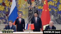 Підписання між китайською компанією CNPC та російським «Газпромом» 30-річного контракту на постачання газу Китаю. Шанхай, травень 2014 року