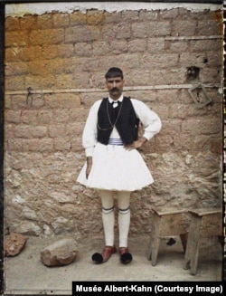 A man in traditional clothing in Kestri, Greece, in 1912. The photographer noted the man was "at least 1.8 meters" tall.