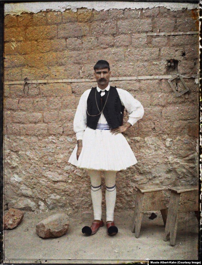Një burrë me veshje tradicionale në Kastri, Greqi, në vitin 1912. Fotografi vuri në dukje se burri ishte "të paktën 1.8 metra" i gjatë.