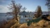 "Больницу могут отдать барыгам". Жители сибирского поселка боятся за здание на берегу Байкала