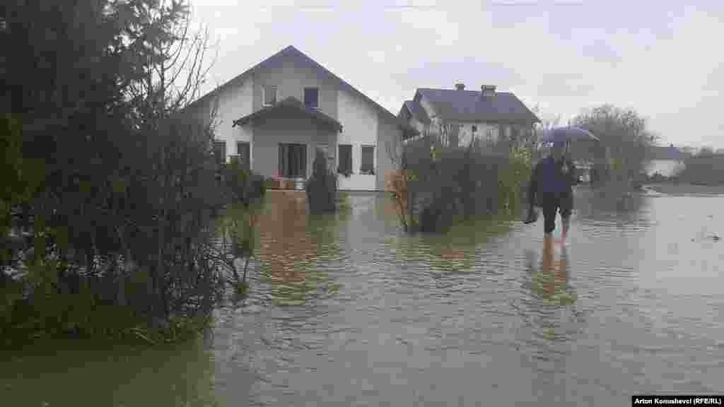 КОСОВО -&nbsp;Неколку градови во Косово се соочуваат со поплави како последица на обилните дождови. Најпогоден од поплавите според информациите е градот Скендерај, каде локалните власти прогласија вонредна состојба. Директорот на Дирекцијата за јавни услуги во овој град, Албан Шала за Радио Слободна Европа изјави дека реката Клина и дел од нејзините краци се излеале што предизвикало поплави во десетина села од оваа општина. Бројни екипи и групи граѓани помагаат за евакуација на граѓаните кои се во опасност од поплави.