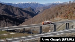 Autostrada A-1 din Muntenegru, construită în cadrul programului chinez de infrastructură BRI (Belt and Road Initiative) și finanțată de Banca chineză de Import-Export. Proiectul a lăsat guvernul de la Podgorița cu o datorie pe care nu o poate rambursa.