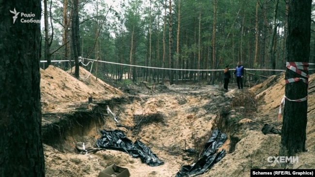 Могила, в якій були поховані 17 українських військових