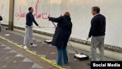 سفیر بریتانیا ضمن قدردانی از مردم در تهران عکس‌هایی از پاک کردن دیوارها منتشر کرد