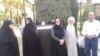 بدری خامنه‌ای (نفر دوم از چپ) در مراسم تدفین منوچهر ملکی، برادر کوچک مصطفی ملکی، مهر ۱۳۹۴
