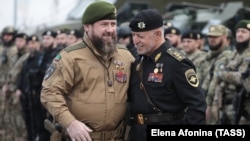 Глава Чечни Рамзан Кадыров и министр внутренних дел республики Руслан Алханов (слева направо) во время торжественного построения сотрудников силовых структур