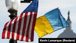 Drapelele SUA și al Ucrainei. Fotografie generică.