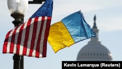 Флаги США и Украины, иллюстративное фото 
