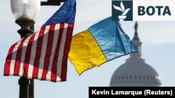Flamujt ukrainas dhe amerikanë pranë ndërtesës së Kongresit amerikan, në SHBA.