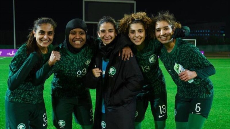 تیم فوتبال زنان ایران؛ بدون برنامه، با حجاب اجباری
