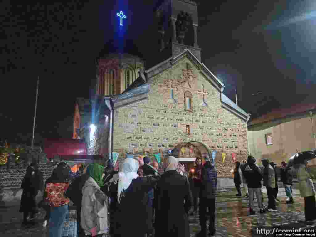 Vjernici ispred crkve tokom služenja Božićne liturgije, Chinvali, Južna Osetija.