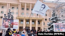 მიხეილ სააკაშვილის მხარდამჭერი აქცია თბილისის საქალაქო სასამართლოსთან - სასამართლოში მოსამართლე გიორგი არევაძე განიხილავს ექსპრეზიდენტისთვის სასჯელის გადავადების ან მისგან სრულად გათავისუფლების საკითხს; 9 იანვარი, 2023 წელი