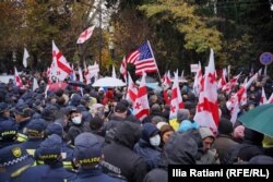 მიხეილ სააკაშვილის მხარდამჭერები აქციაზე, "ქართული ოცნების" ცენტრალური ოფისის წინ