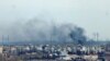 Füst gomolyog a frontvonalon fekvő Szoledar felett 2023. január 5-én