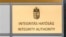 Az Integritás Hatóság cégtáblája a Bartók Udvar irodaház bejáratánál, Budapesten, a Bartók Béla úton