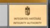 Az Integritás Hatóság cégtáblája a Bartók Udvar irodaház bejáratánál, Budapesten, a Bartók Béla úton