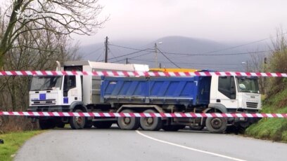 Трет ден блокади во северно Косово