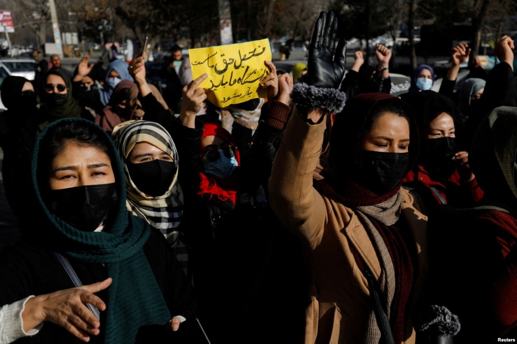 Gratë afgane protestojnë mbylljen e universiteteve për gratë. Kabul, 12 dhjetor 2022.