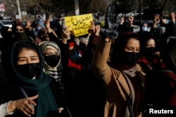 Gratë afgane duke brohoritur slogane në shenjë proteste kundër mbylljes së universiteteve për gratë dhe vajzat nga talibanët në Kabul në dhjetor 2022.
