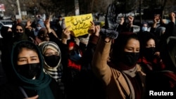 اعتراض شماری از زنان و دختران در واکنش به بسته شدن دروازه های پوهنتون‌ها به روی دختران دانشجو از سوی حکومت طالبان.