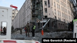 Спасувачите работат во хотелот Алфавито, кој беше тешко оштетен во руски ракетен напад врз Киев на 31 декември, 2022