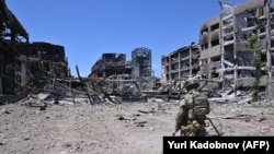 Një lokacion me ndërtesa të shkatërruara nga luftimet në Ukrainë.