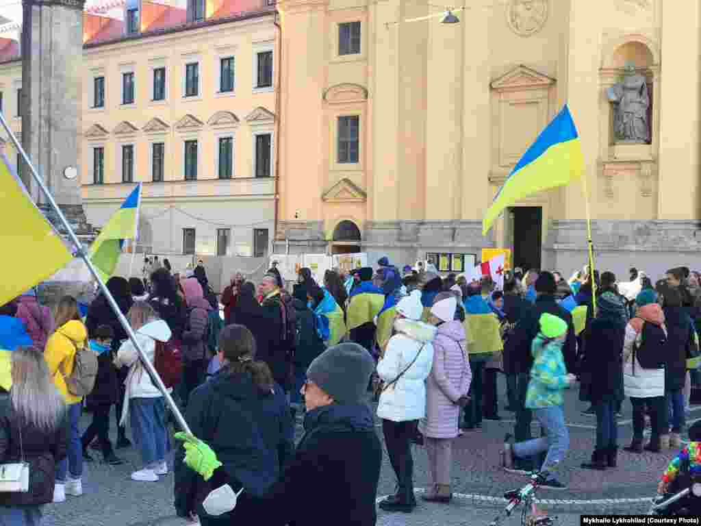 На акцію підтримки України зібралося декілька сотень людей