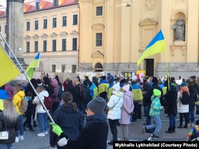 На акцію підтримки України зібралося декілька сотень людей