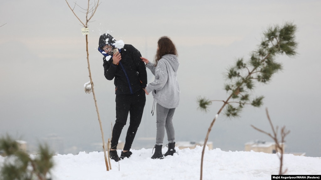 Kjo fotografi e 24 dhjetorit e një çifti të ri duke luajtur me borë, në një kodër mbi Teheran, është një nga disa imazhet e fundit që tregojnë gra iraniane pa hixhab në publik. Shamia islamike e kokës ka qenë e detyrueshme për gratë në Iran qysh në vitin 1983.