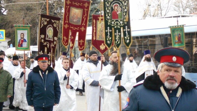 В Севастополе провели крестный ход с казаками, движение в центре перекрыли (+фото)