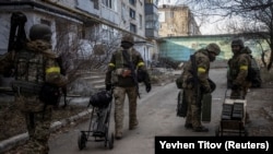 Украинские солдаты с пополнением боеприпасов. Бахмут, 7 декабря.