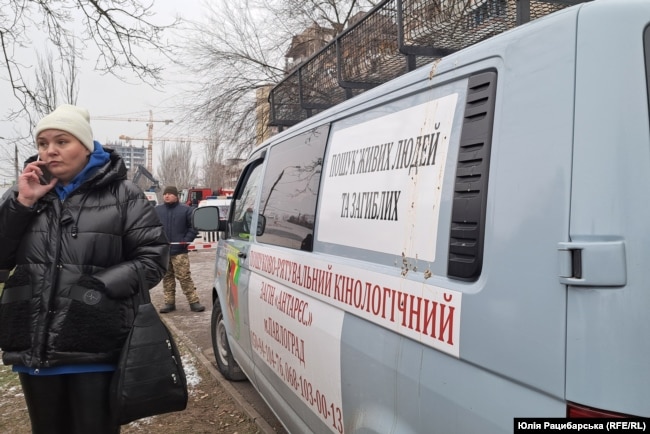 Людей шукають кінологи з собаками. На місці ракетного удару в Дніпрі, 15 січня 2023 року