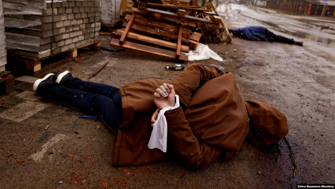Cadavrul unui civil cu mâinile legate la spate a fost fotografiat în Bucea, pe 3 aprilie 2022, după retragerea forțelor rusești. Localnicii spun că persoana respectivă a fost împușcată de soldații ruși.