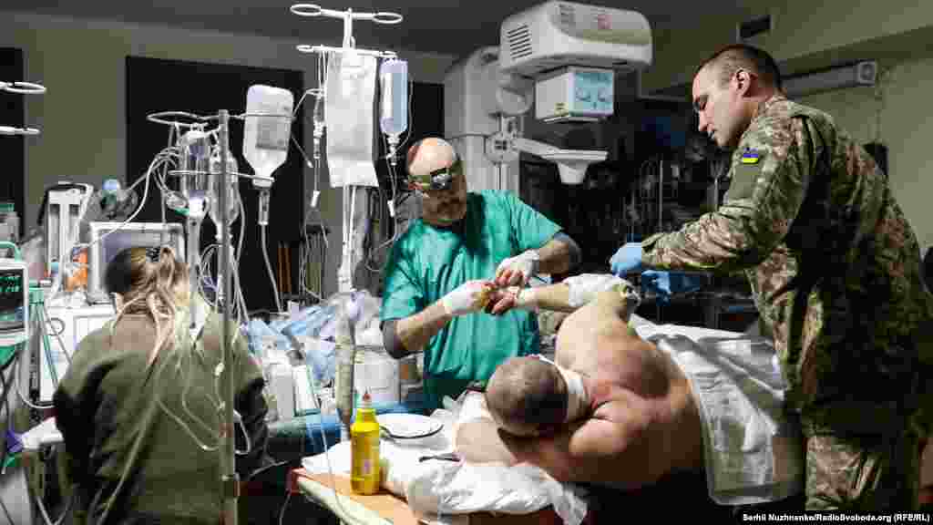 Лікарі стабілізаційного пункту в Бахмуті надають медичну допомогу пораненому військовому Збройних сил України.