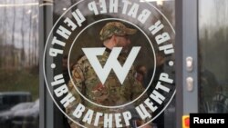 Čovek u maskirnoj uniformi izlazi iz PMC Vagner Centra, Sankt Peterburg, Rusija, 4. novembra 2022.